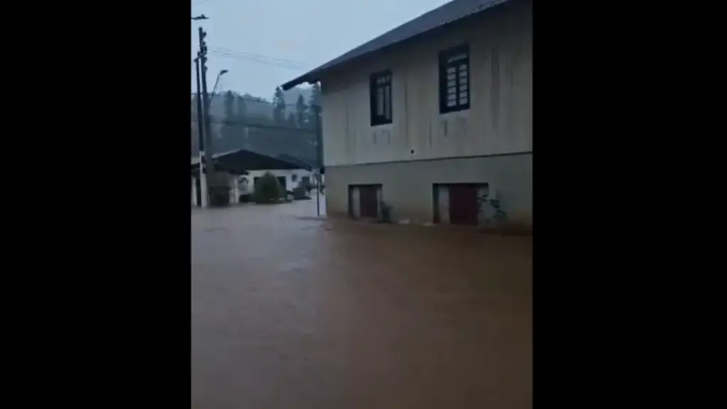 SC: cinco cidades decretam emergência e barragens são fechadas após chuvas