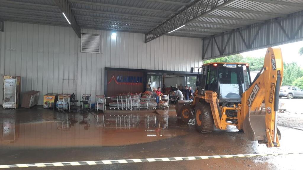 Após dois anos, nova enxurrada volta a alagar o Acampado Supermercados e deixa cenário de destruição em Treze Tílias