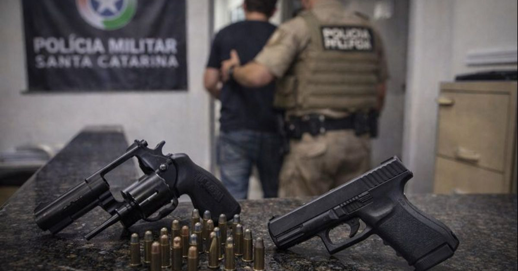 Polícia Militar prende homem por ameaça e apreende armas com numeração raspada no Alto Vale do Itajaí