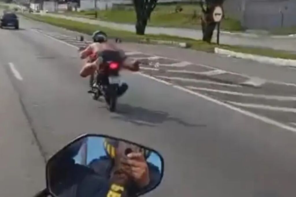 Motociclista faz manobras perigosas na BR-101 e termina a pé em Balneário Camboriú