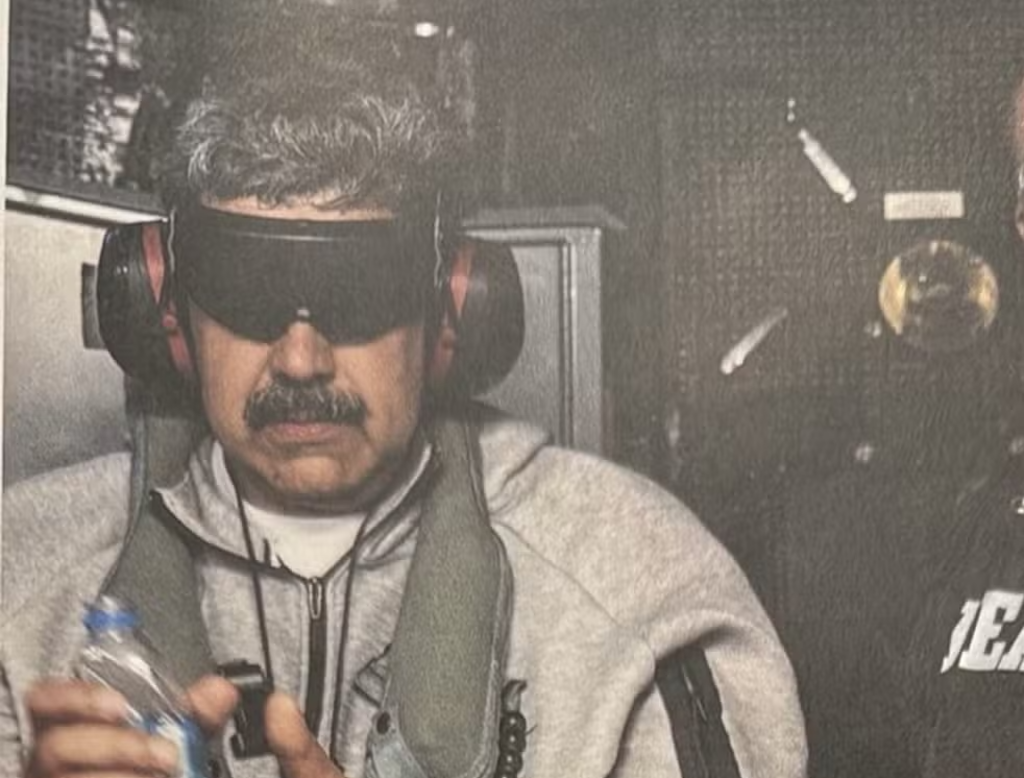 Trump divulga foto de Nicolás Maduro vendado e algemado após captura