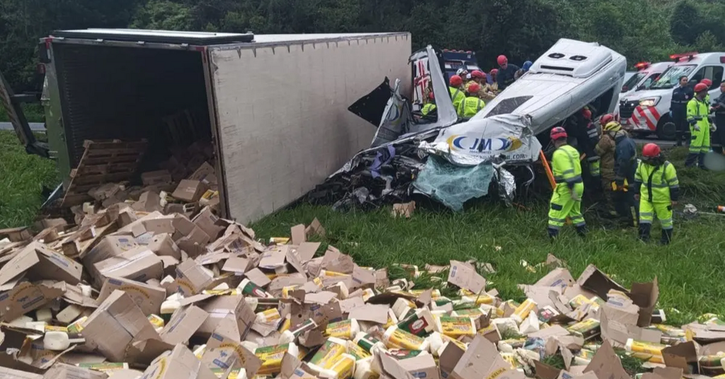 Van que vinha de culto sofre acidente e batida deixa mortos na BR-116 no PR