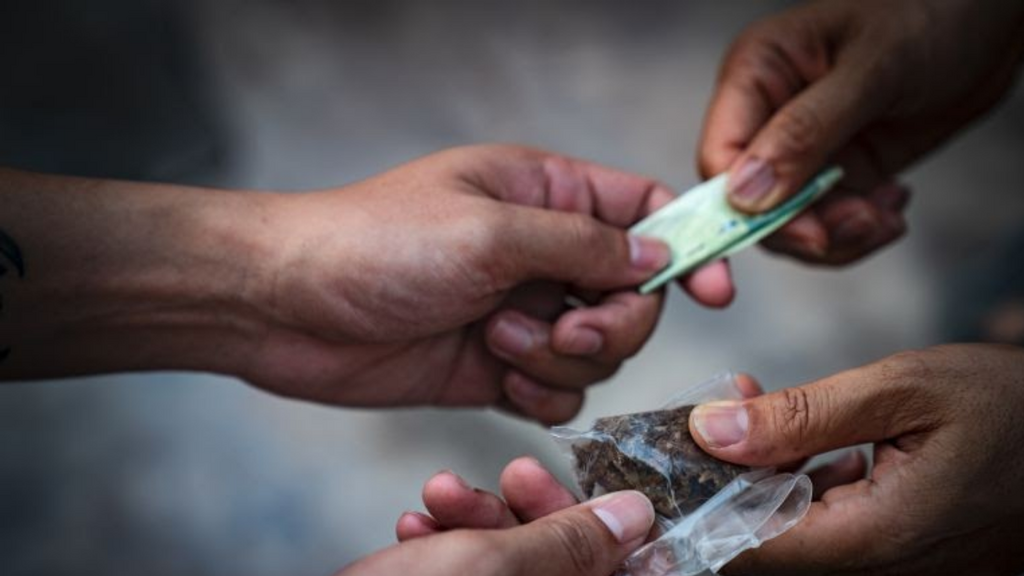 Dois homens são presos por tráfico de drogas no bairro Progresso, em Laguna