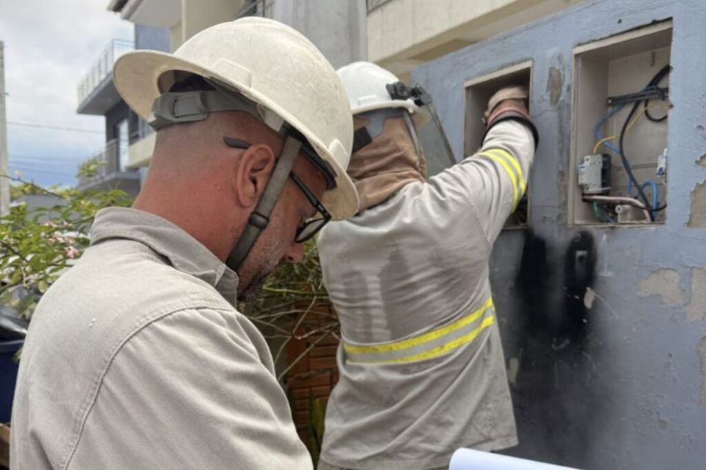 Celesc realiza ação de regularização e leva energia com segurança a famílias de Canasvieiras, em Florianópolis