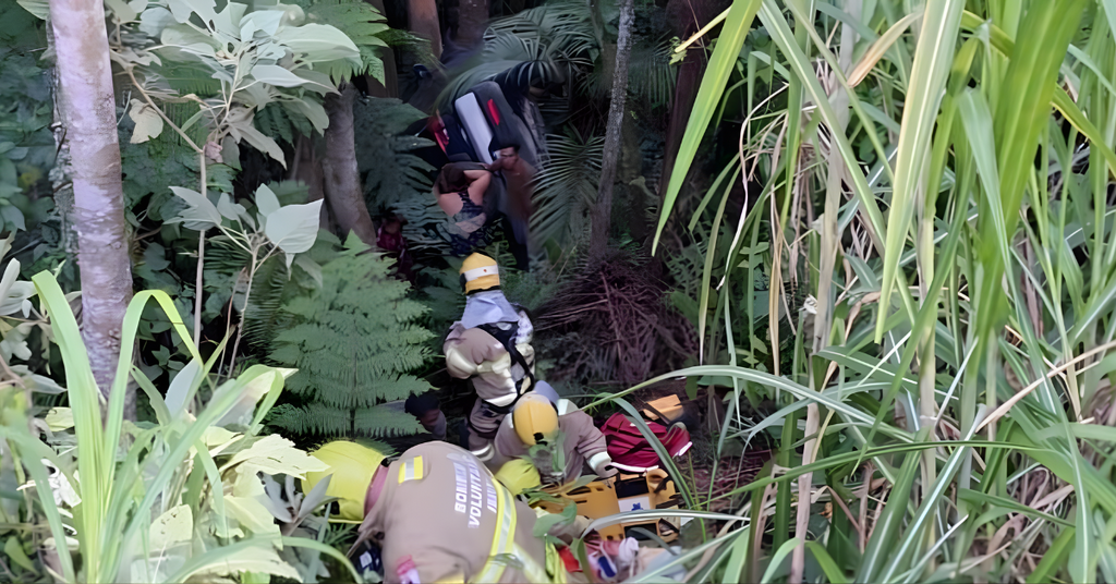 Veículo cai em ribanceira de 20 metros em Ibirama