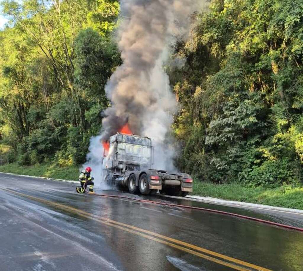 Caminhão é destruído por incêndio na BR-153, entre Irani e Concórdia