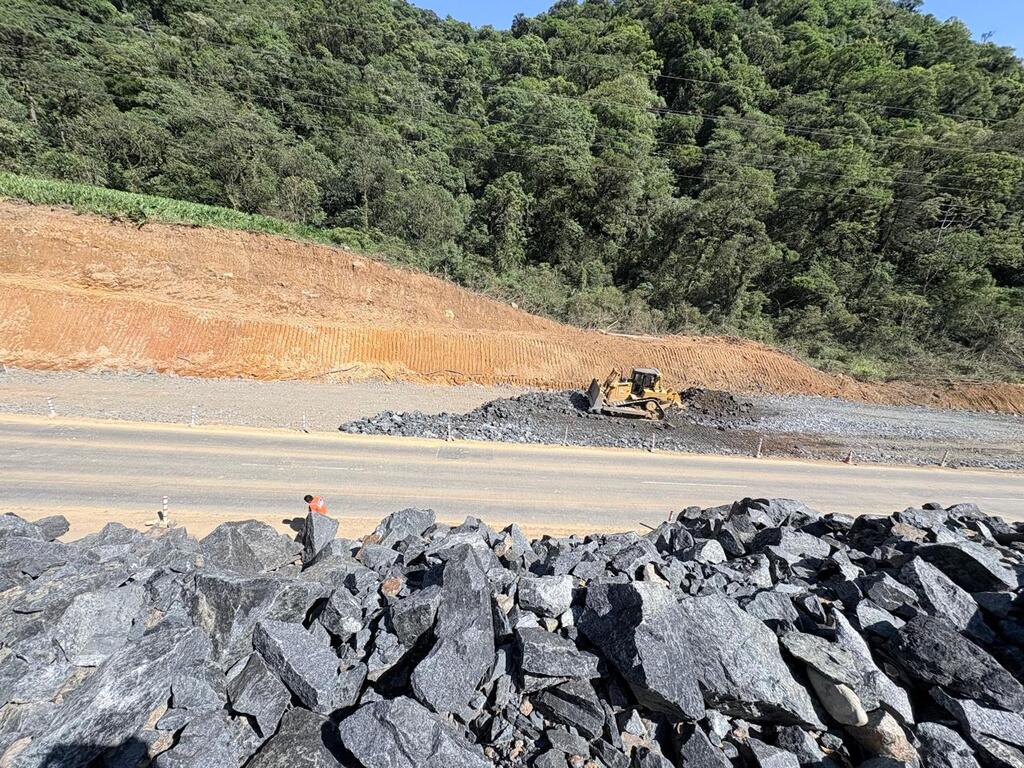 Obras das primeiras áreas de escape de Santa Catarina alcançam 50% na Serra Dona Francisca
