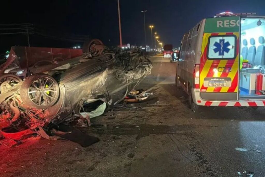 Foto: BC Trânsito, Divulgação - Audi/Q5 parou no meio da pista na BR-101 com as rodas para cima