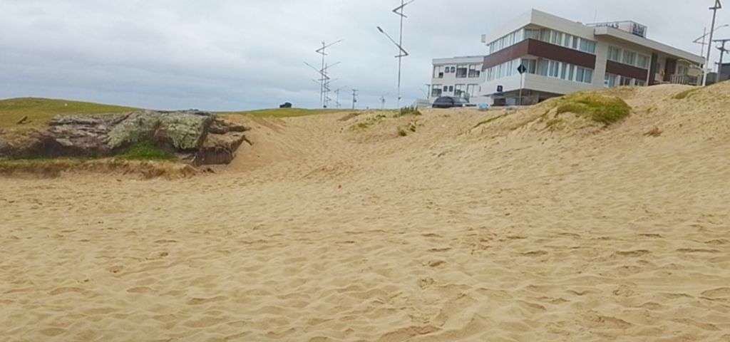 FORTES VENTOS EM 2025 PROVOCARAM SOTERRAMENTO DA ESCADARIA HISTÓRICA DA PRAIA GRANDE EM TORRES