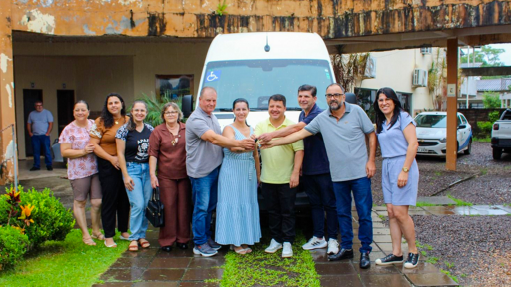 ADMINISTRAÇÃO MUNICIPAL DE PRAIA GRANDE ENTREGA NOVA VAN À APAE DO MUNICÍPIO