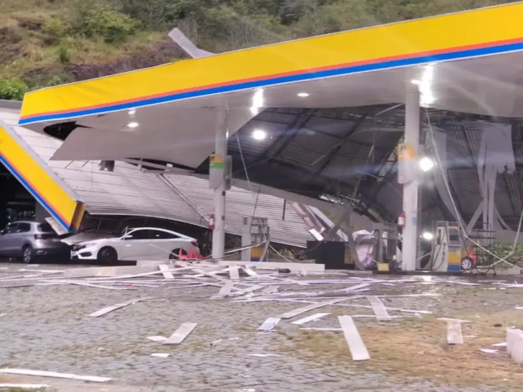 Cobertura de posto de combustível desaba e causa prejuízo milionário em Gaspar