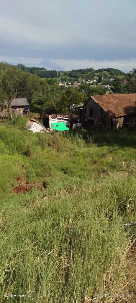 Caminhão capota na SC-161 em Romelândia e motorista é socorrido em estado grave