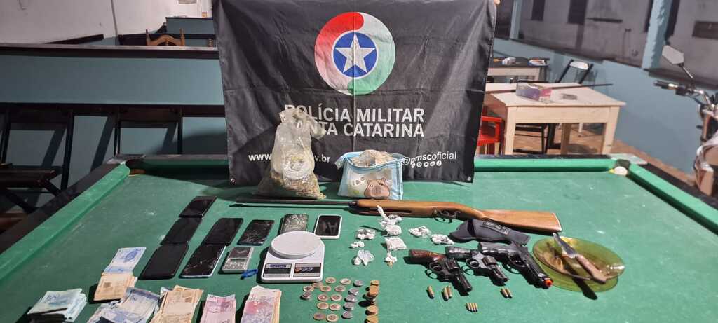 Operação da Polícia Militar prende suspeitos por tráfico de drogas em Dionísio Cerqueira