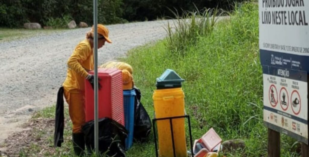 Em um mês, limpeza retira oito toneladas de lixo de rios da área rural de Joinville