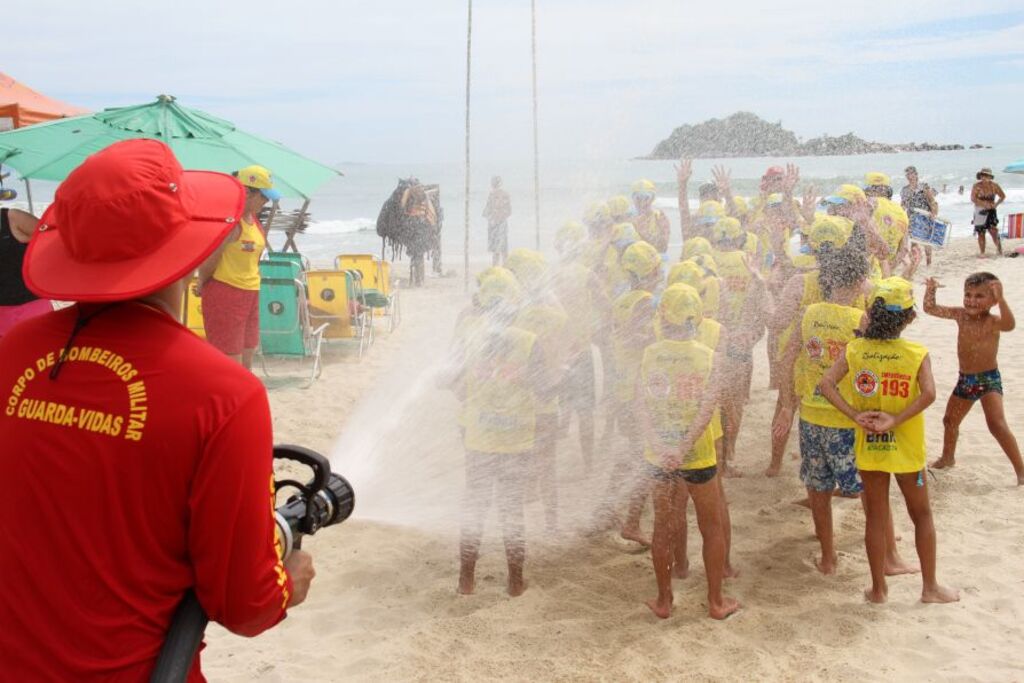 Programa Golfinho prevê formar mais de seis mil crianças durante a alta temporada em SC, no Litoral Norte, Itapoá é o município contemplado nesta temporada