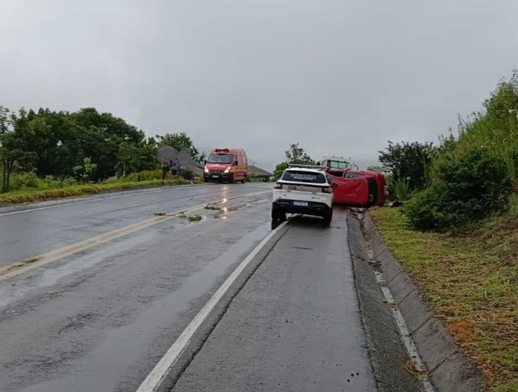 Capotamento de veículo é registrado nesta tarde na SC 161