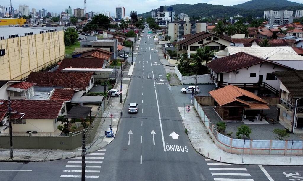 Corredor de ônibus entra em operação na rua Urussanga, no bairro Bucarein
