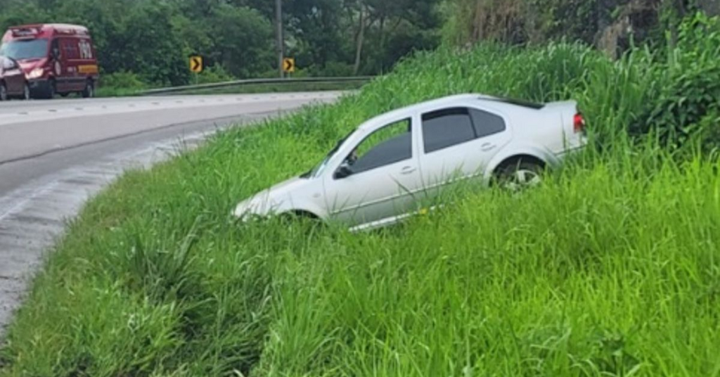 Saída de pista na BR-470 mobiliza Bombeiros Voluntários em Ibirama