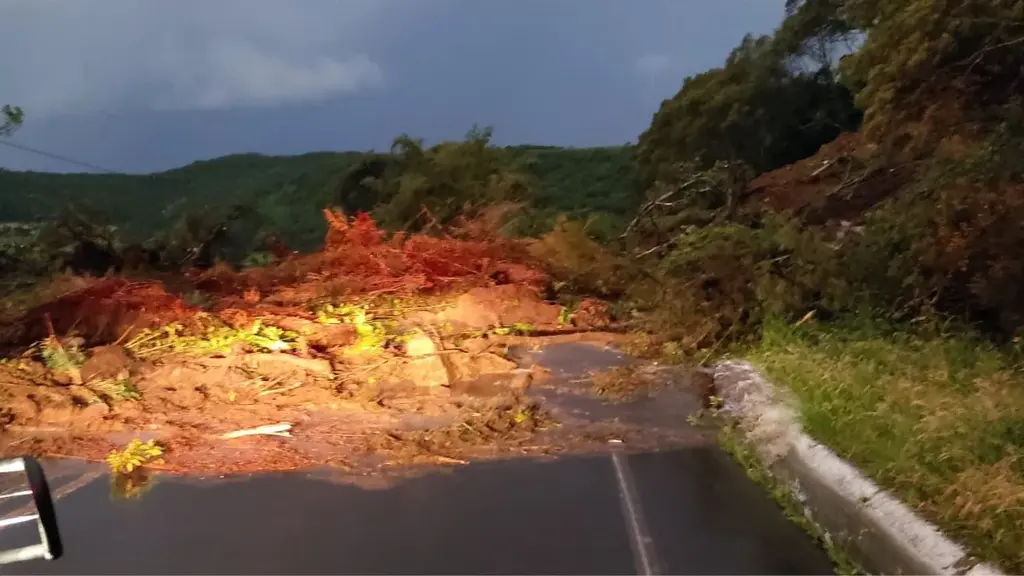 Temporal provoca enxurradas, alagamentos e interdição de rodovia