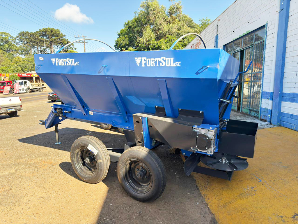 Capinzal renova frota e amplia atendimento ao produtor com dois novos distribuidores de adubo e calcário