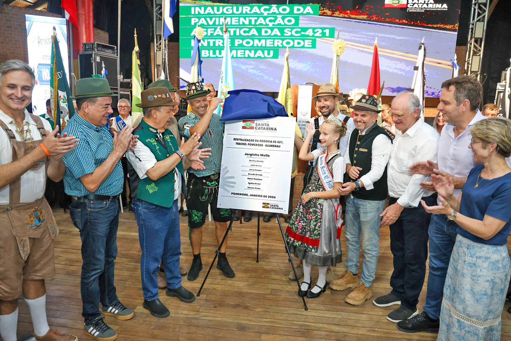 Governador inaugura pavimentação da SC-421 durante a abertura da Festa Pomerana em Pomerode