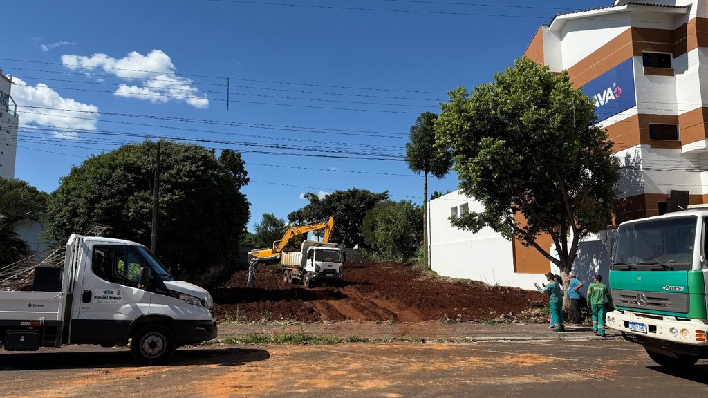 Prefeitura de Pinhalzinho cria novo estacionamento gratuito com 40 vagas no Centro