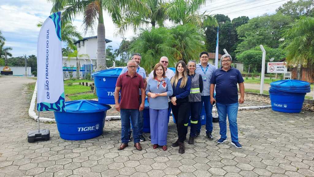 Águas de São Francisco do Sul faz doação de caixas-d’água a moradores da comunidade do Portinho, no bairro Paulas