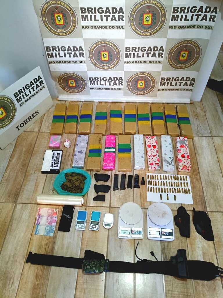 BM PRENDE HOMEM COM MAIS DE 17 QUILOS DE DROGAS E MUNIÇÕES EM TORRES
