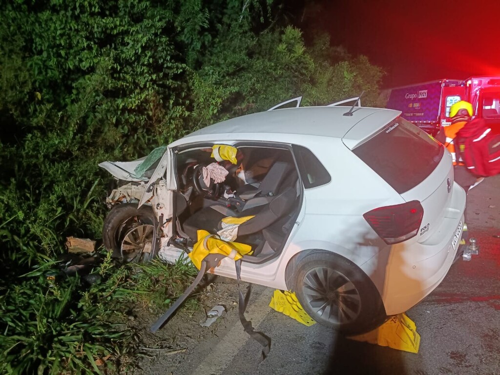 Colisão frontal entre carro e caminhão deixa motorista preso às ferragens na BR-470, em Indaial