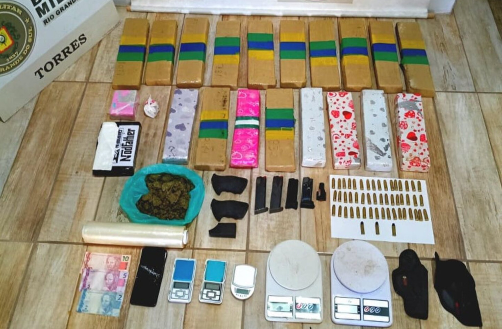 BM PRENDE HOMEM COM MAIS DE 17 QUILOS DE DROGAS E MUNIÇÕES EM TORRES