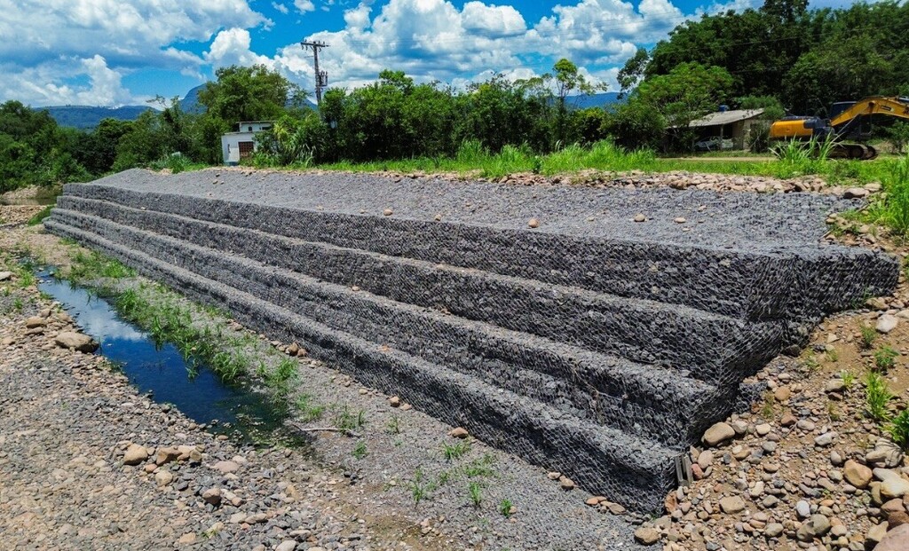 OBRA DE CONTENÇÃO NO RIO MAMPITUBA REFORÇA SEGURANÇA DO ABASTECIMENTO DE ÁGUA EM PRAIA GRANDE