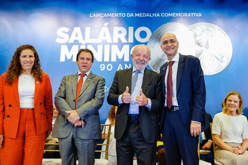 ECONOMIA -  “Temos a obrigação de brigar para que ele melhore”, diz Lula, sobre o salário mínimo