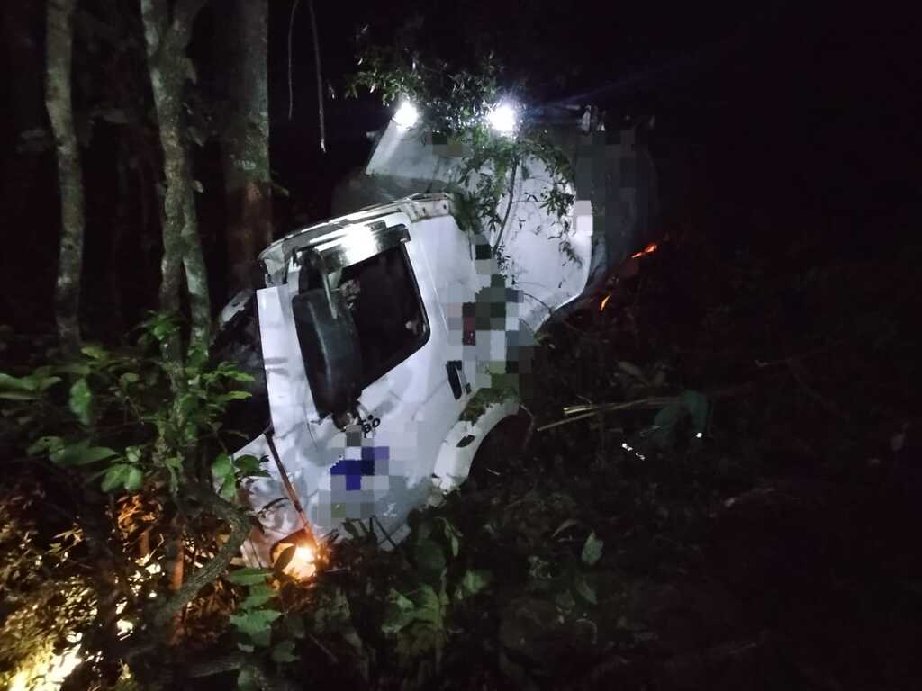 Motorista morre após sair da pista e capotar caminhão na BR-282