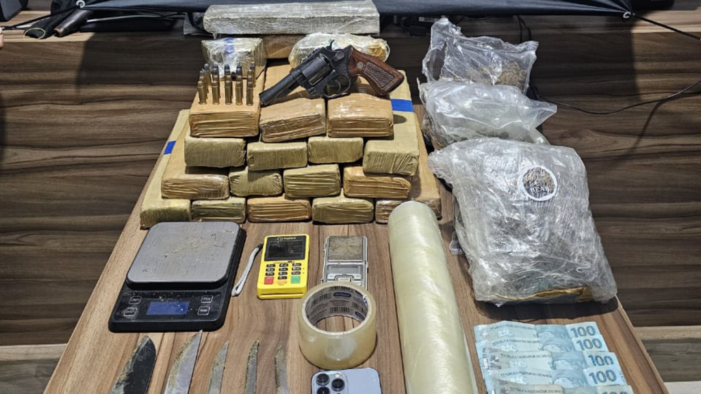 Mandado termina em grande apreensão de drogas e arma na Praia do Rosa