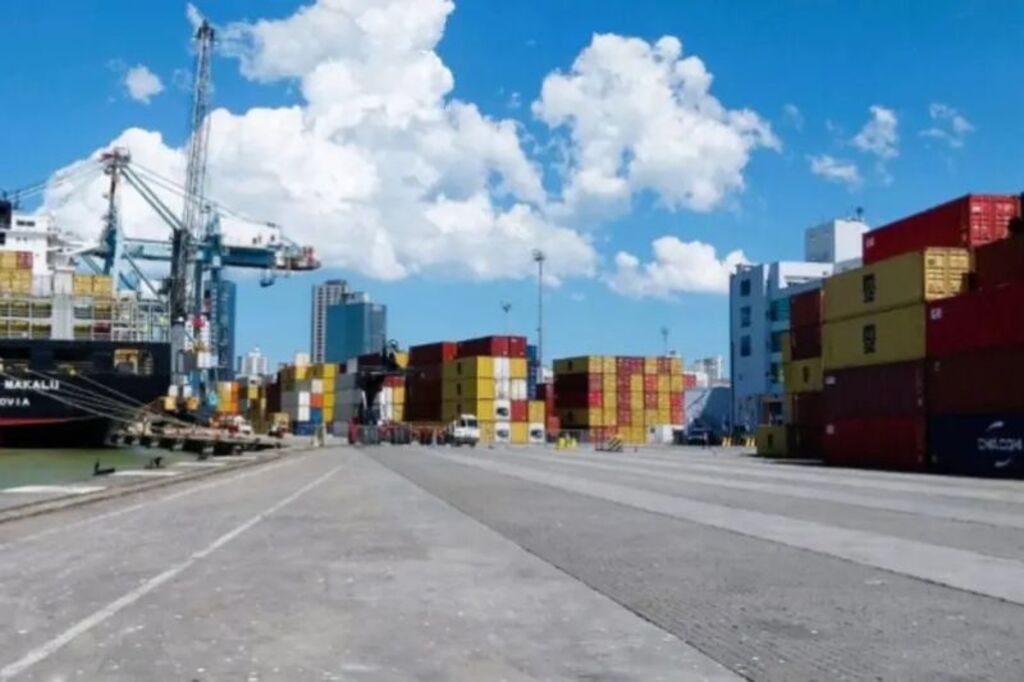 Caminhoneiros enfrentam filas e falta de estrutura no Porto de Itajaí