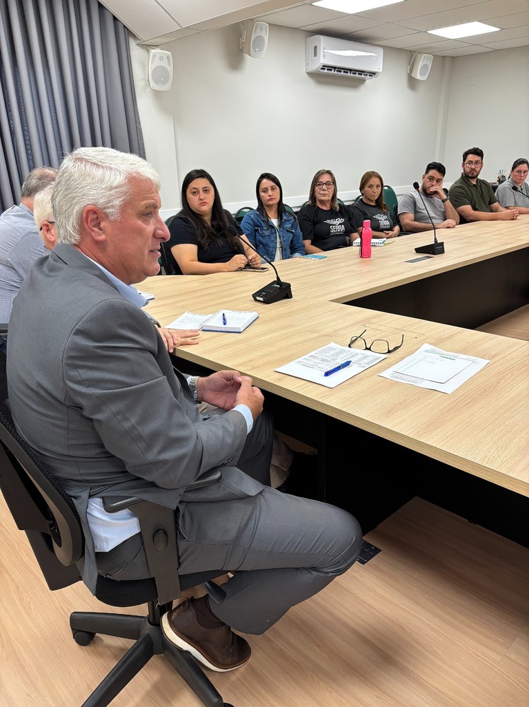 Baldessar realiza reunião de trabalho com equipe técnica da Amures