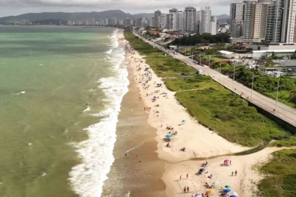 Por que uma praia de SC baixou a Bandeira Azul na temporada de verão?
