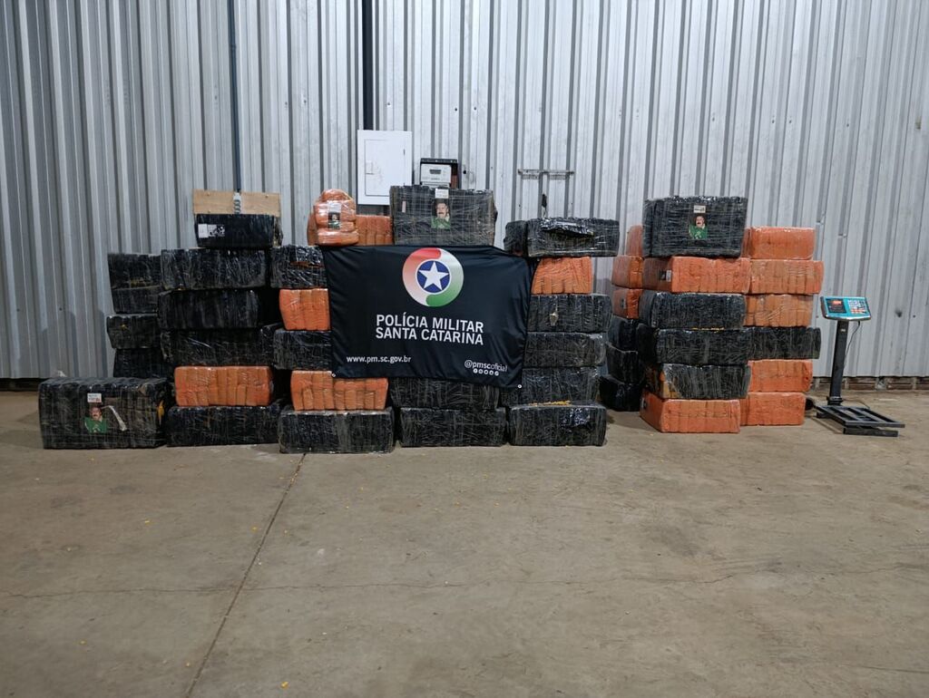 Polícia Militar apreende quase duas toneladas de maconha em barracão na BR-282 em Pinhalzinho