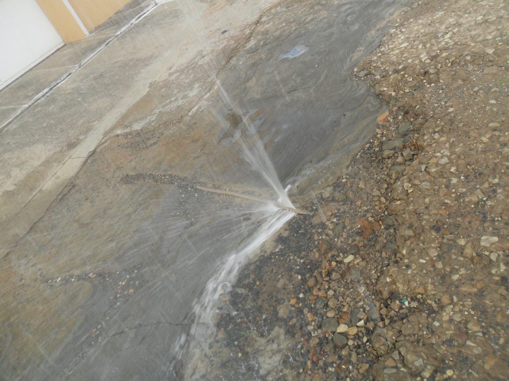 Comunicar vazamentos à Águas de São Francisco do Sul é simples e ajuda a evitar falta de água