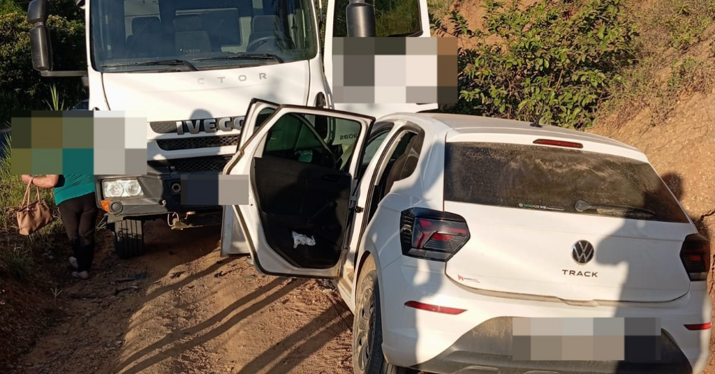 Mulher e três crianças são encaminhadas ao hospital após colisão entre carro e caminhão em Presidente Getúlio