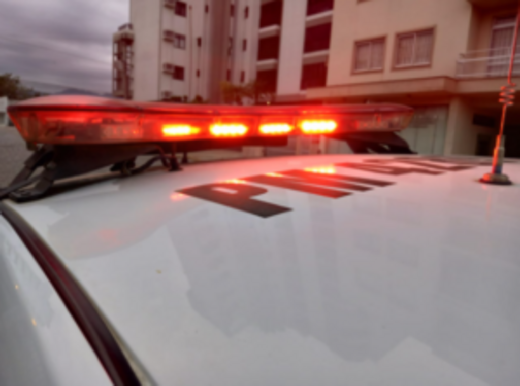 Filho é preso após enforcar o pai idoso e ameaçar colocar fogo na casa em Blumenau