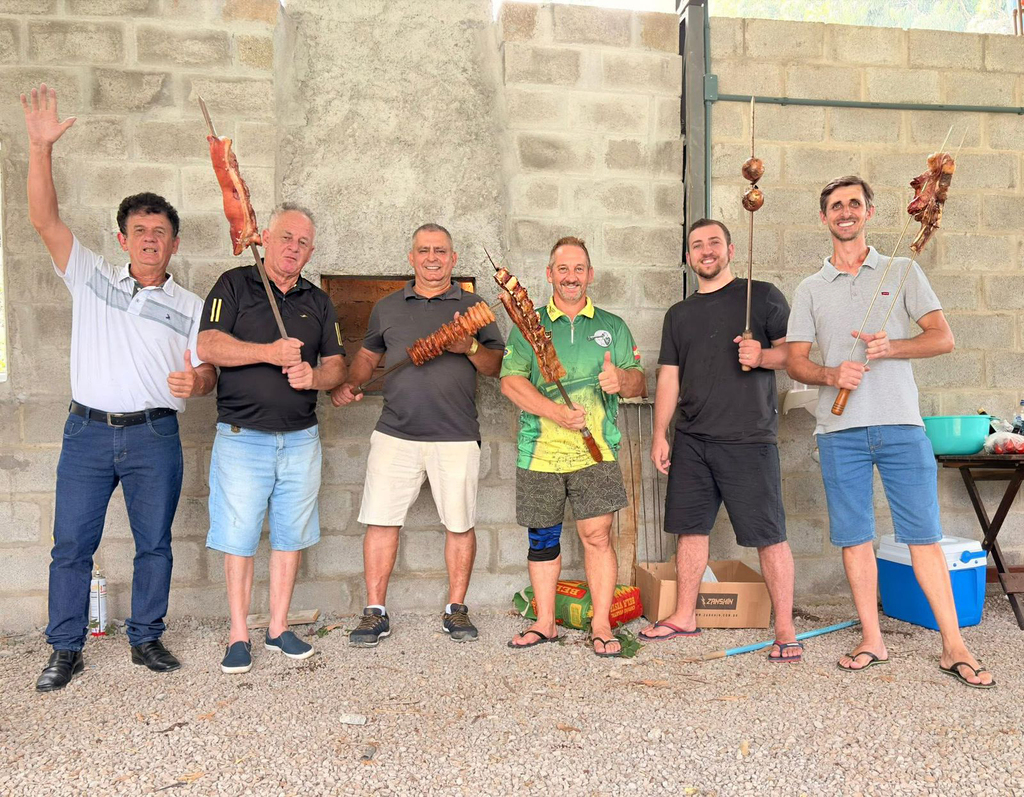 AMIGOS REUNIDOS EM MOMENTO DE CONFRATERNIZAÇÃO