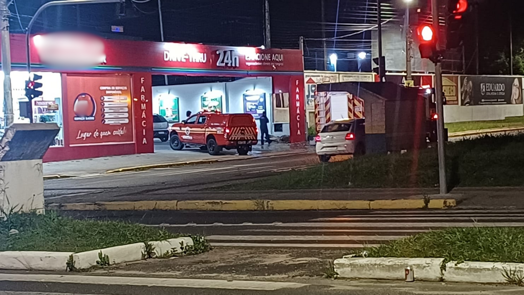 Foto: Divulgação - Incêndio atinge lixeira de farmácia durante a noite no Centro de Imbituba