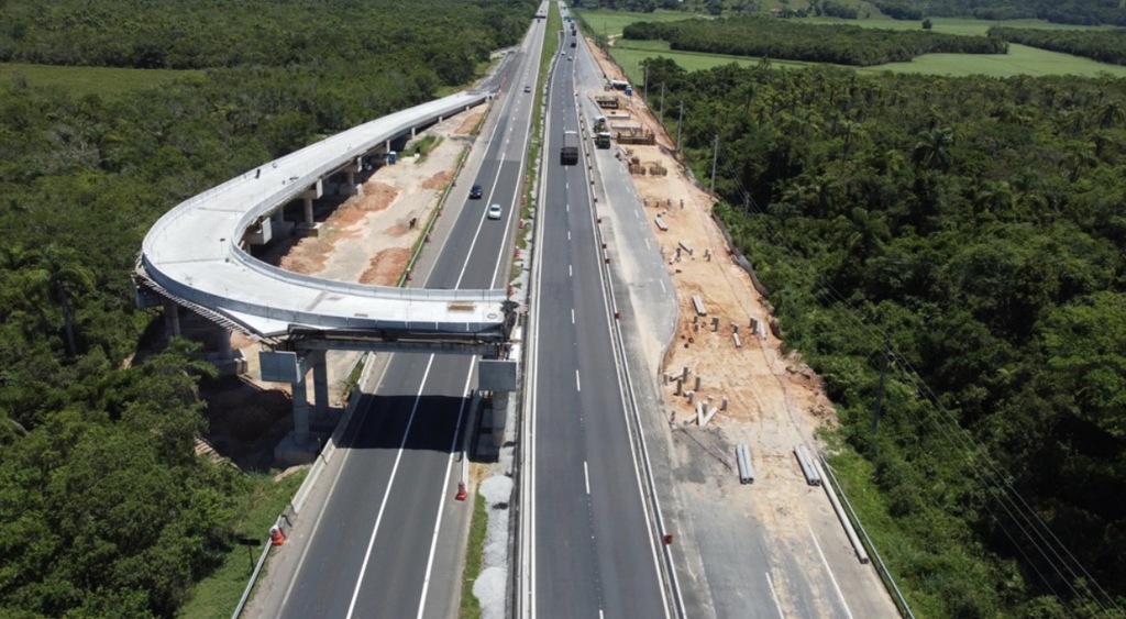 ViaCosteira iça vigas de novo viaduto em Paulo Lopes (SC)
