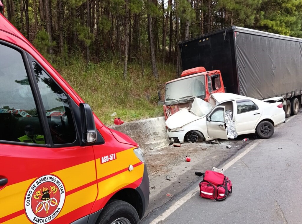 Colisão entre carro e caminhão mata motorista na SC-350