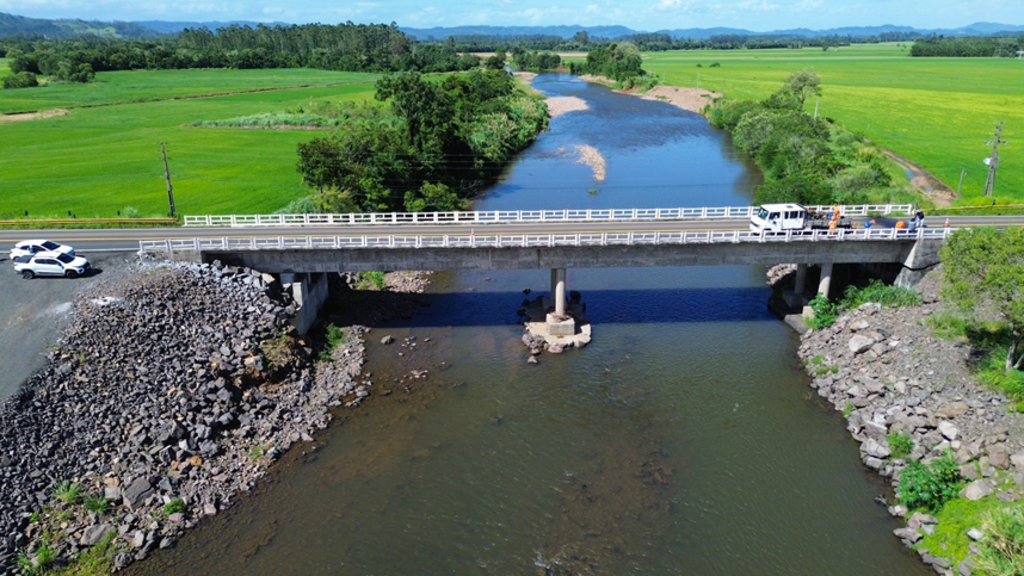 ADENSAMENTO NA CABECEIRA DA PONTE DO RIO CANOAS NO LIMITE ENTRE SÃO JOÃO DO SUL E PRAIA GRANDE