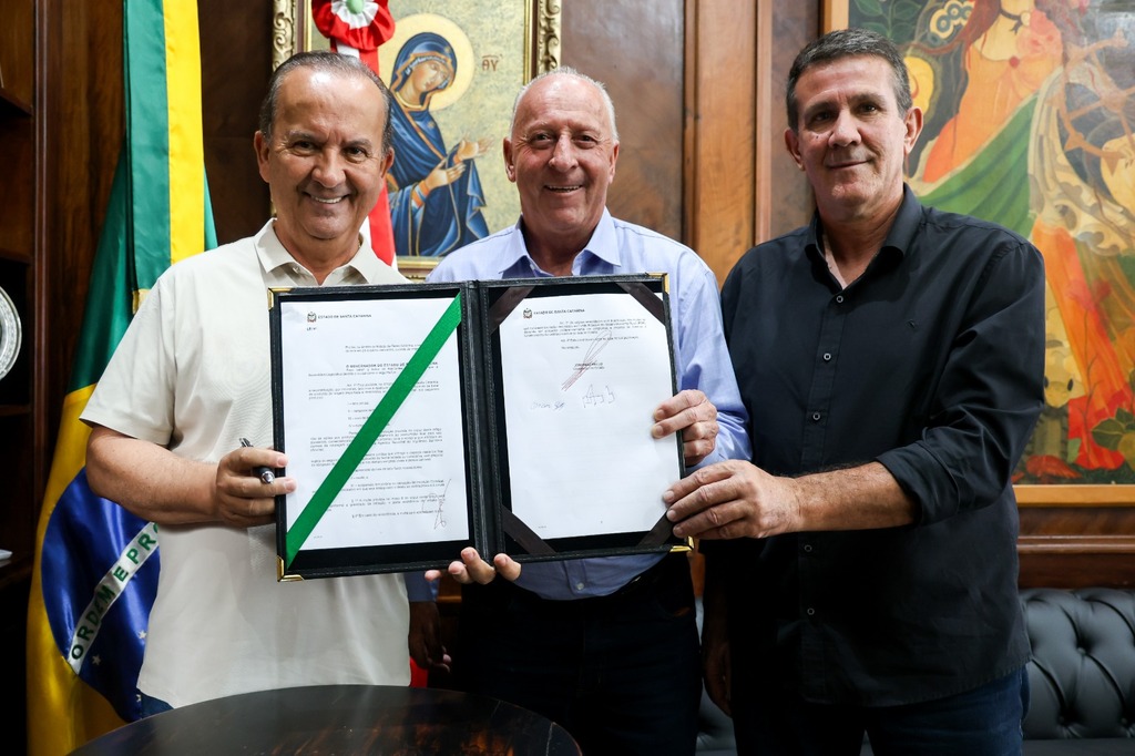 GOVERNADOR SANCIONA LEI QUE PROTEGE PRODUTORES CATARINENSES E PROÍBE RECONSTITUIÇÃO DE LEITE EM PÓ IMPORTADO EM SC