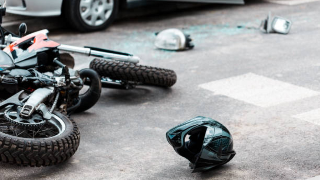 Imagem iStock - Acidente entre automóvel e motocicleta mobiliza equipes de resgate no Sambaqui