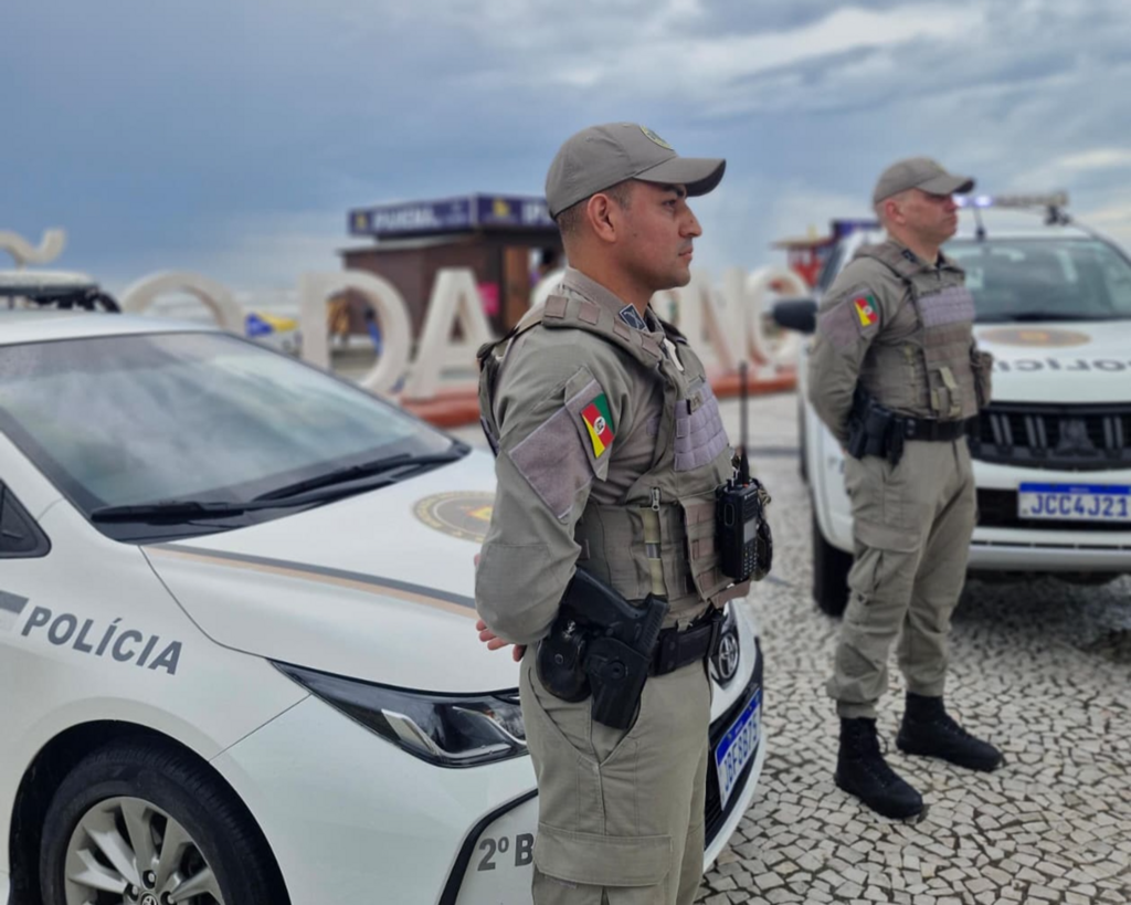 UMA AÇÃO RÁPIDA DA BRIGADA MILITAR RESULTOU NA PRISÃO DE CINCO HOMENS POR ROUBO A PEDESTRE NA MADRUGADA DE SEXTA-FEIRA (23/01), NO CENTRO DE CAPÃO DA CANOA.