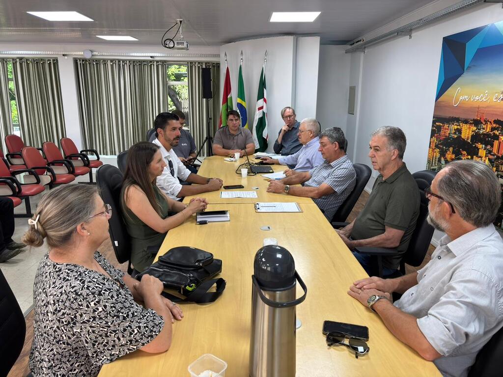 Comdes aprova cerca de 980 horas de serviços de máquinas para produtores rurais e empresários